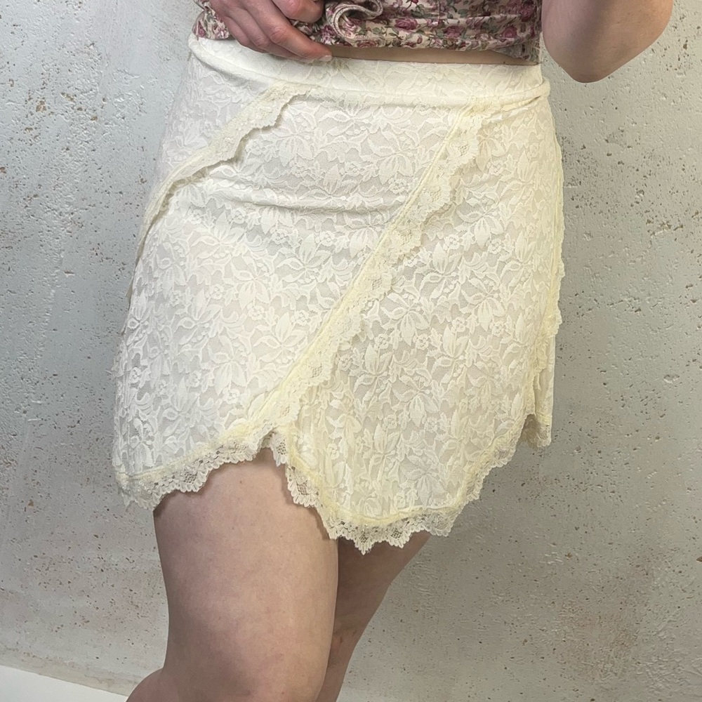 Kimchi Blue Cream Lace Scallop Hem Skirt Size Medium Urban Outfitters